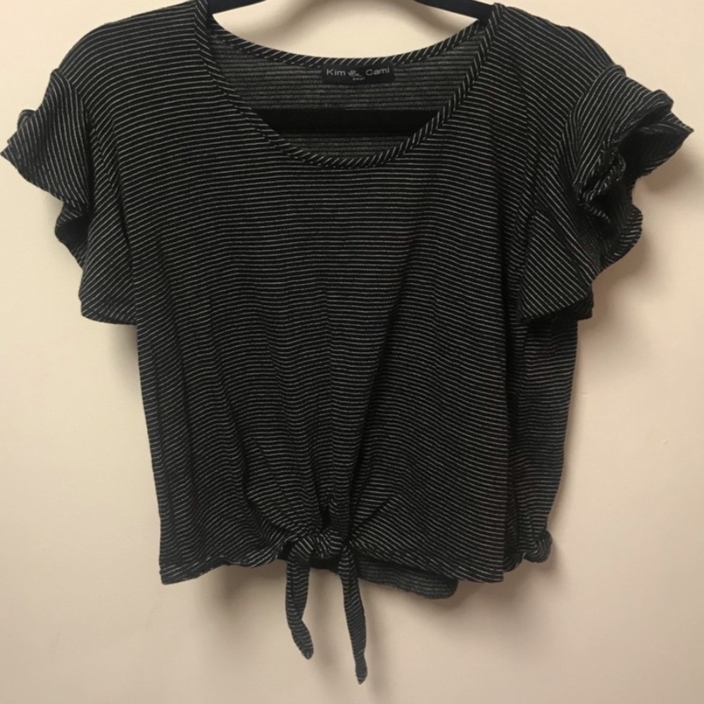 🖤 Ruffle Sleeved tie top!